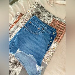 💙✨ Barely worn, Super cute, High Waisted Levi Jean Shorts